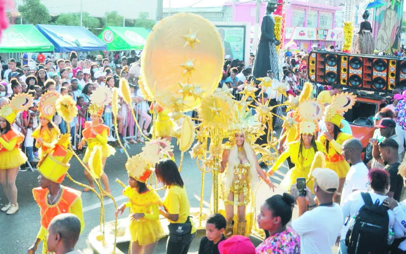 Cristo Rey y SDN exhiben creatividad en carnavales