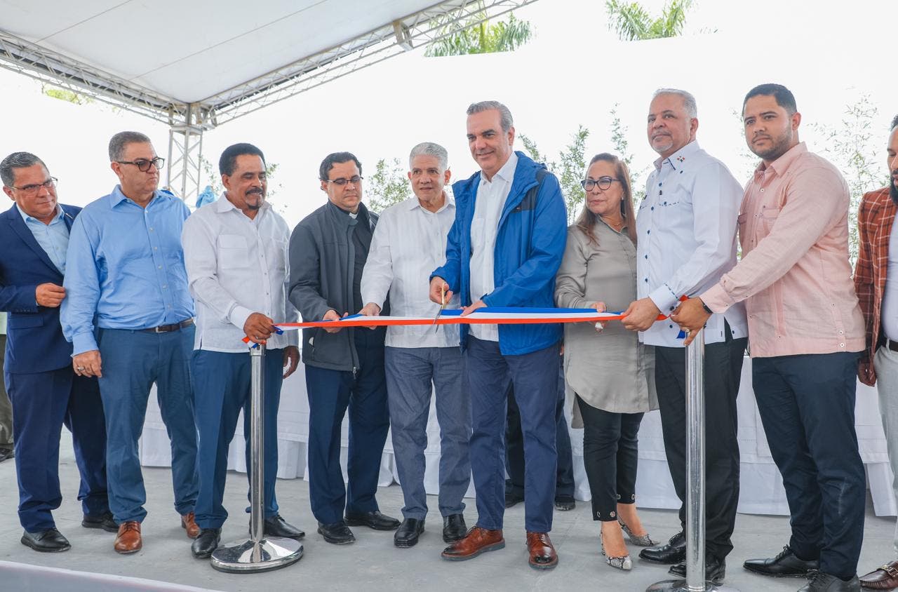 Presidente Abinader inaugura carretera Sabana Iglesia-Jánico y nueva emergencia hospital municipal