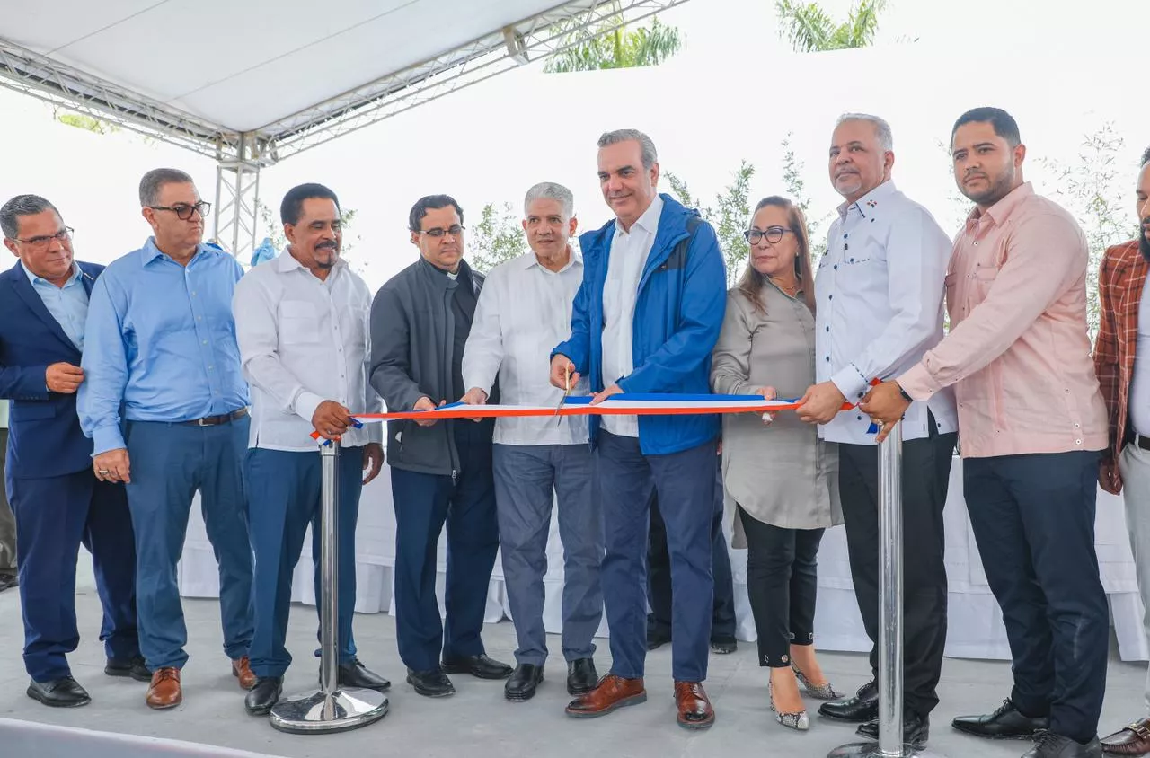 Presidente Abinader inaugura carretera Sabana Iglesia-Jánico y nueva emergencia hospital municipal