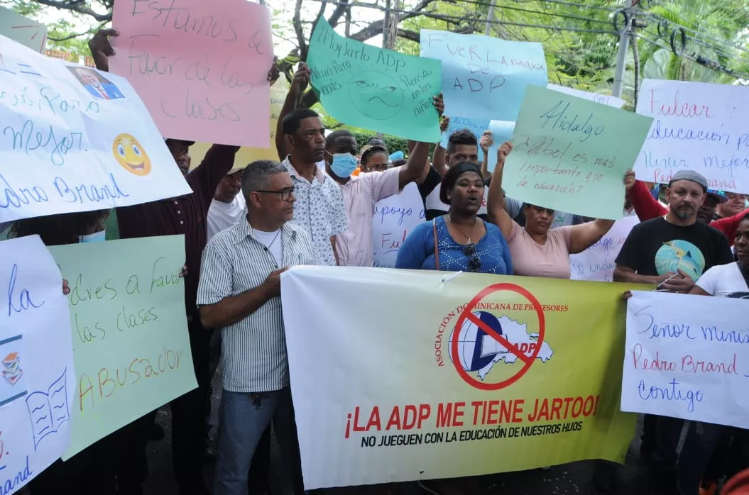 Padres de estudiantes protestan frente a la ADP por paros en las escuelas