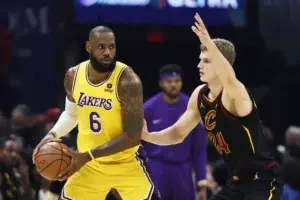 LeBron James logra un triple-doble de 38 puntos y los Lakers aplastan a los Cavs