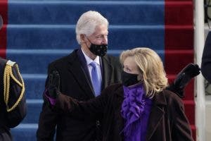 Hillary Clinton da positivo a COVID-19; tiene síntomas leves