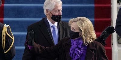 Hillary Clinton da positivo a COVID-19; tiene síntomas leves