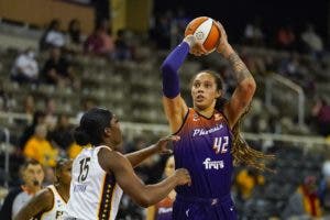 La mujer de Griner pide ayuda a Biden para que Rusia libere a estrella WNBA