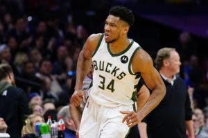 Giannis Antetokounmpo enseña los dientes en casa de los 76ers