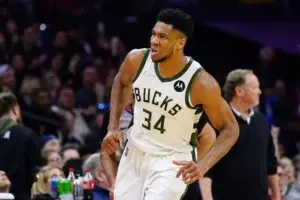 Giannis Antetokounmpo enseña los dientes en casa de los 76ers