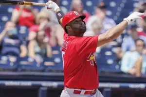 Albert Pujols debuta en San Luis pensando en la cirugía cerebral de su mujer