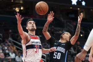 Satoransky sorprende con doble doble; Wizards vencen a Magic