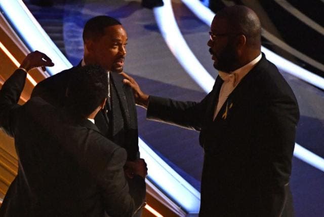 El momento en que Denzel Washington calma a Will Smith tras golpear a Chris Rock