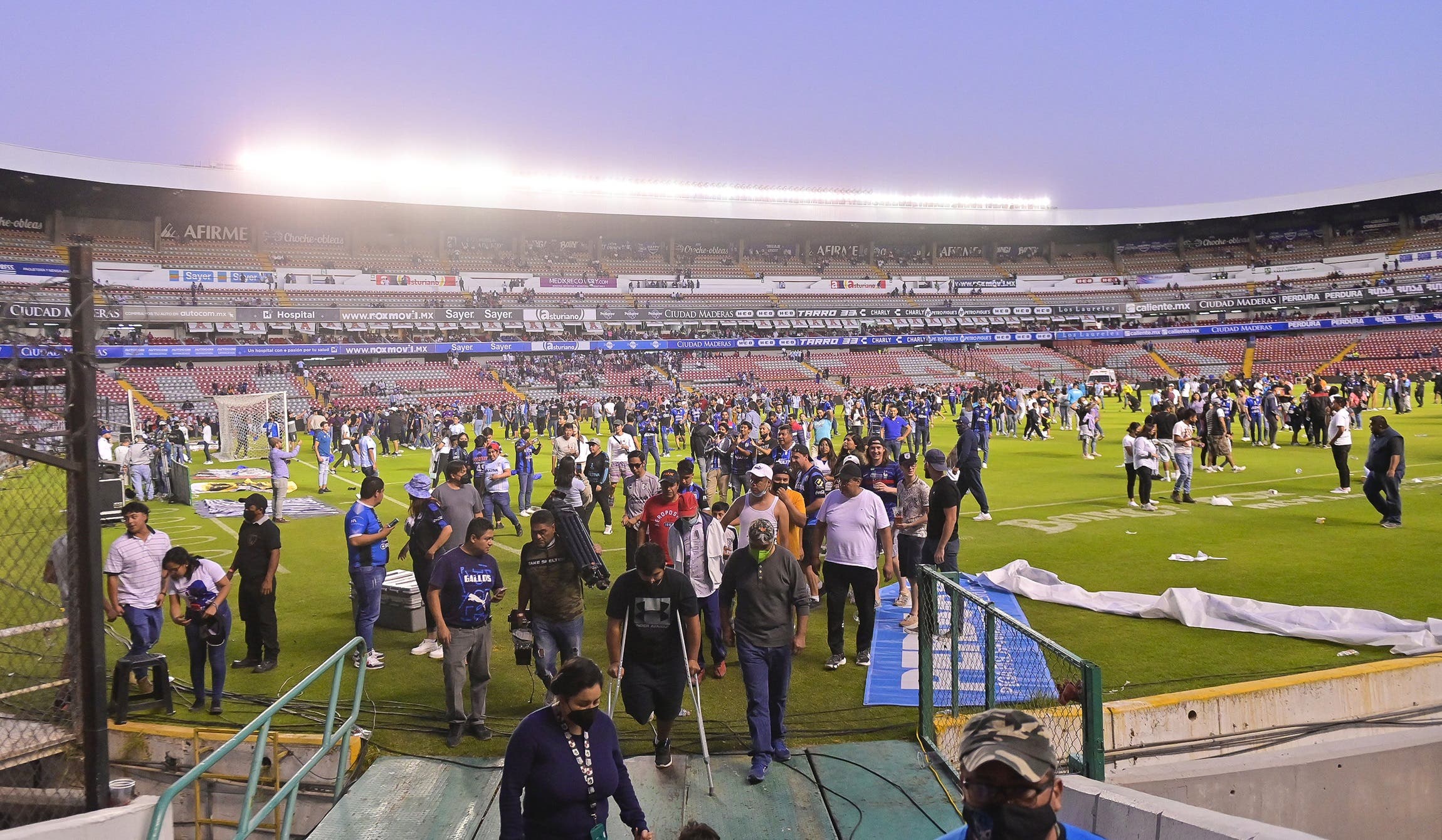 México suspende a 5 funcionarios tras tumulto en fútbol