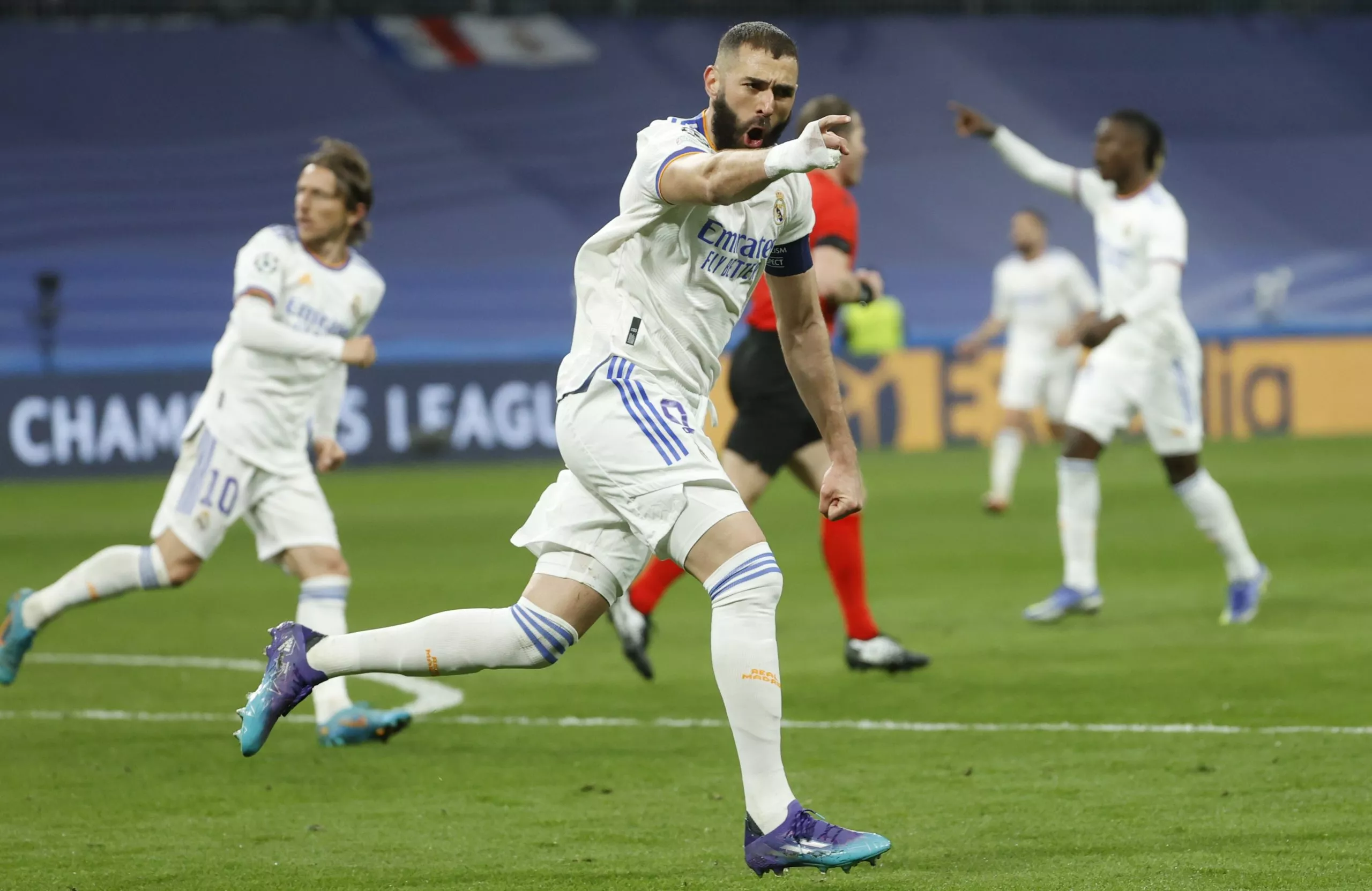 Benzema marcó tres goles para clasificar al Real Madrid cuartos de final