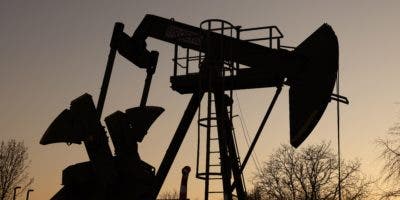 El petróleo de Texas cae un 3,6 % y cierra en 77,58 dólares