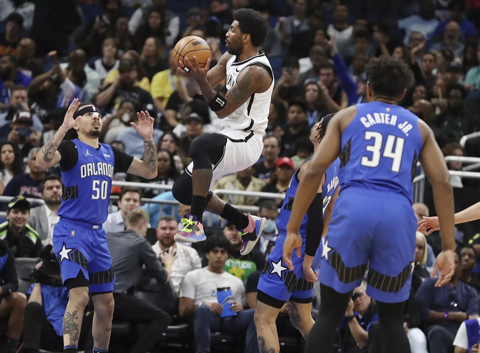 Irving asombra con 60 puntos; Nets humillan a Magic