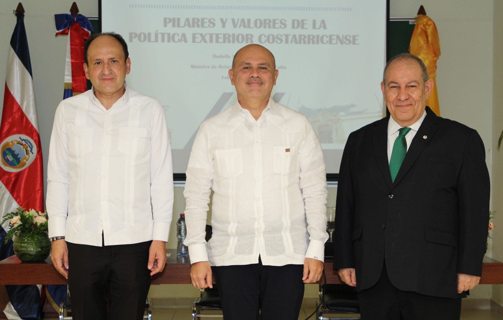 Ministro de Costa Rica imparte conferencia en PUCMM
