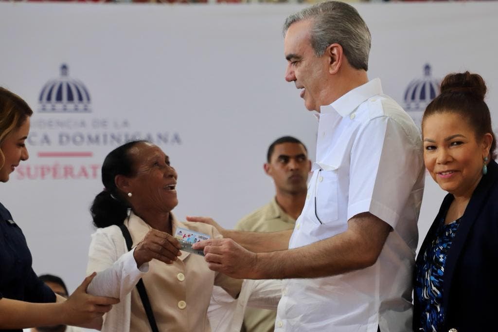 Presidente encabeza entrega de 1,507 títulos de propiedad en Azua