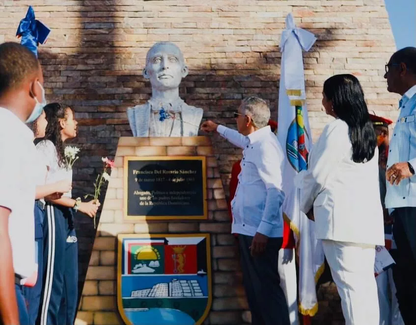 Alcalde Manuel Jiménez inaugura plaza Francisco del Rosario Sánchez