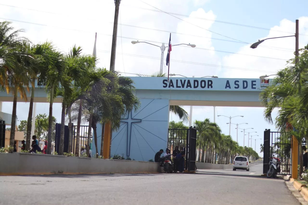 Ayuntamiento SDE digitaliza archivos del cementerio Cristo Salvador 