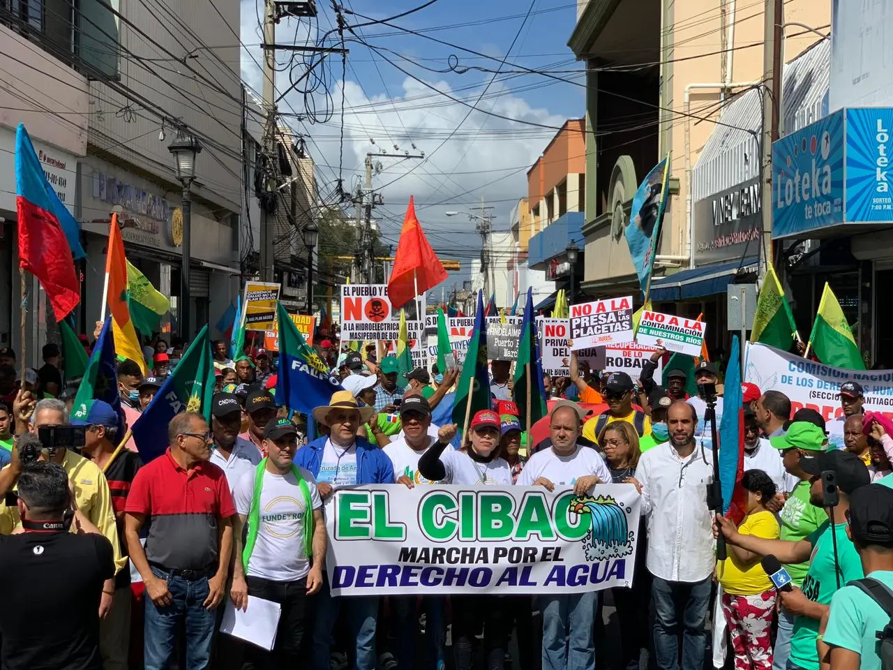 Cientos  de personas marchan en Santiago contra construcción de presas y privatización de agua