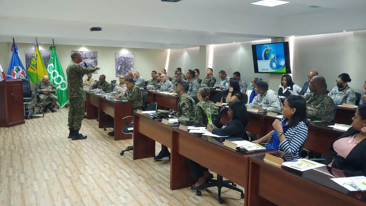 COOPINFA imparte charla sobre manejo de finanzas para militares