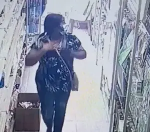 Cámara capta a dos mujeres sustrajeron cabello postizo de tienda