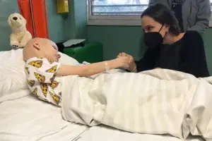 Angelina Jolie visita a los niños ucranianos ingresados en un hospital