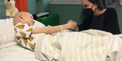 Angelina Jolie visita a los niños ucranianos ingresados en un hospital