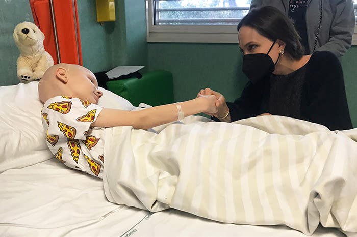 Angelina Jolie visita a los niños ucranianos ingresados en un hospital