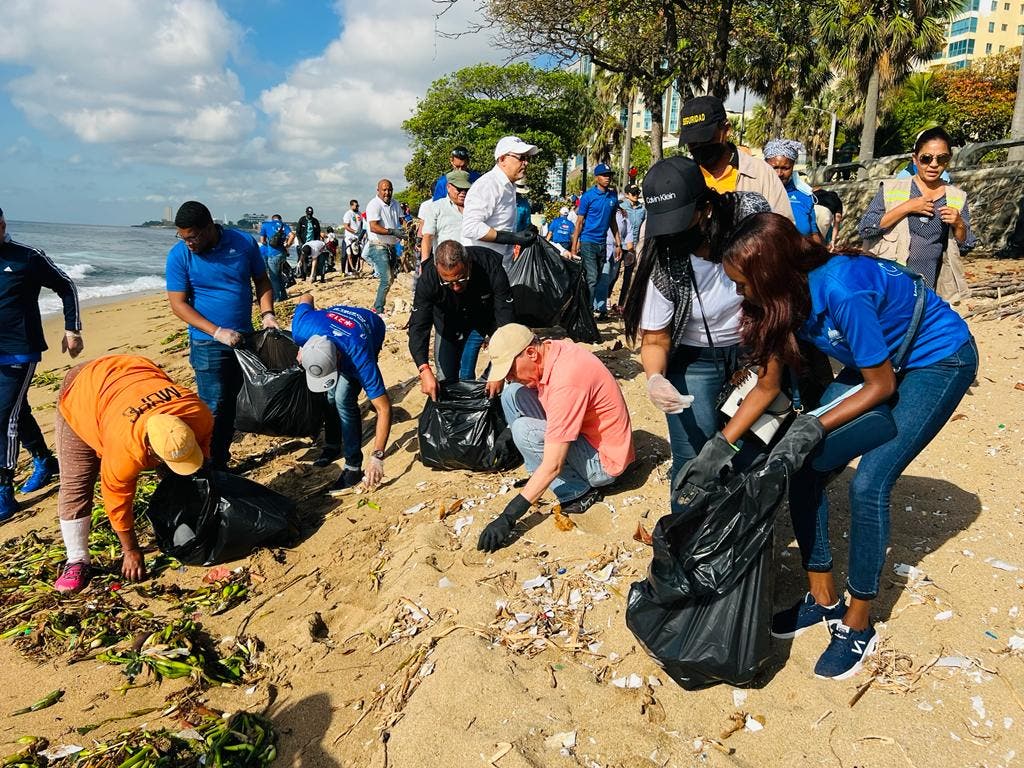 Mescyt desarrolla jornada de limpieza de desechos sólidos en playa de Güibia