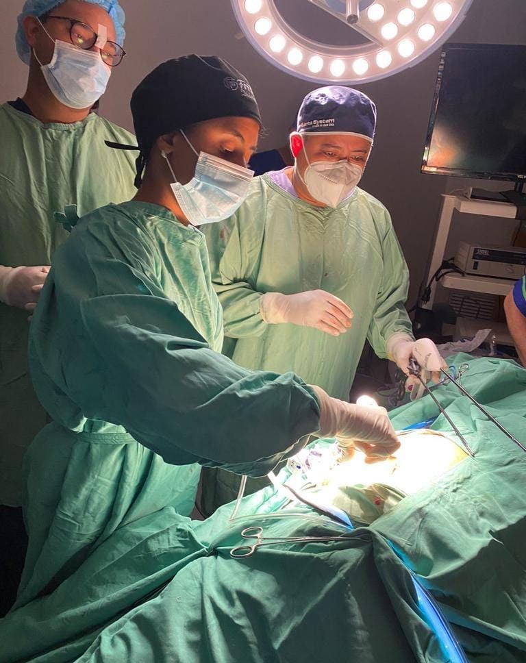 Moscoso Puello realiza primera cirugía laparoscópica de riñón