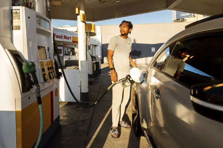 Precio promedio de gasolina fija récord histórico en EE.UU