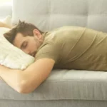 ¿Te duele la espalda al dormir? Estas posiciones pueden ayudarte a descansar mejor