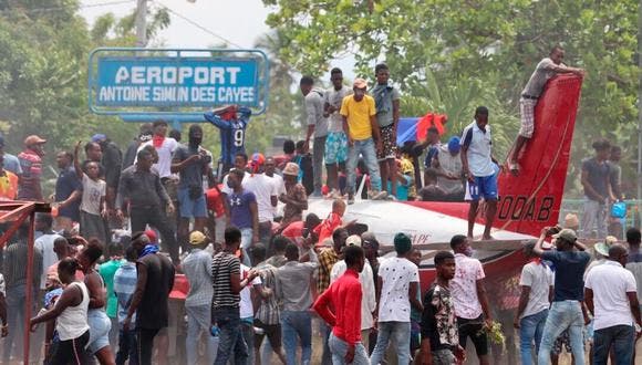 Protestan en Haití por la inseguridad; incendian avioneta