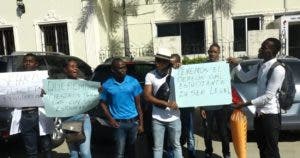 Estudiantes haitianos piden les devuelvan pasaportes retenidos