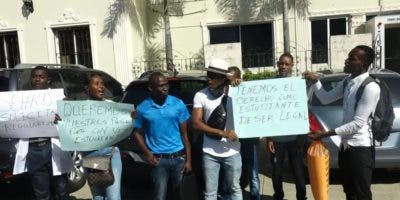 Estudiantes haitianos piden les devuelvan pasaportes retenidos