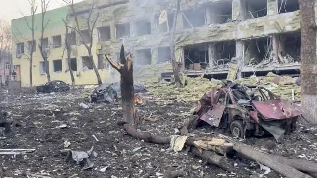 “Un crimen de guerra”: bombardeo a maternidad y hospital infantil atribuido a Rusia causa indignación internacional