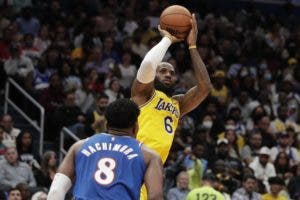 LeBron hace historia, Mavericks tropiezan y Wolves arrasan a Bucks