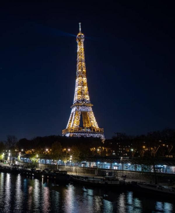 La Torre Eiffel gana seis metros de altura gracias a una nueva antena