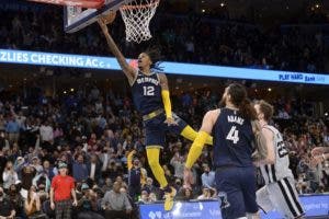 Grizzlies se imponen 118-105 a Spurs; Morant logra un mate