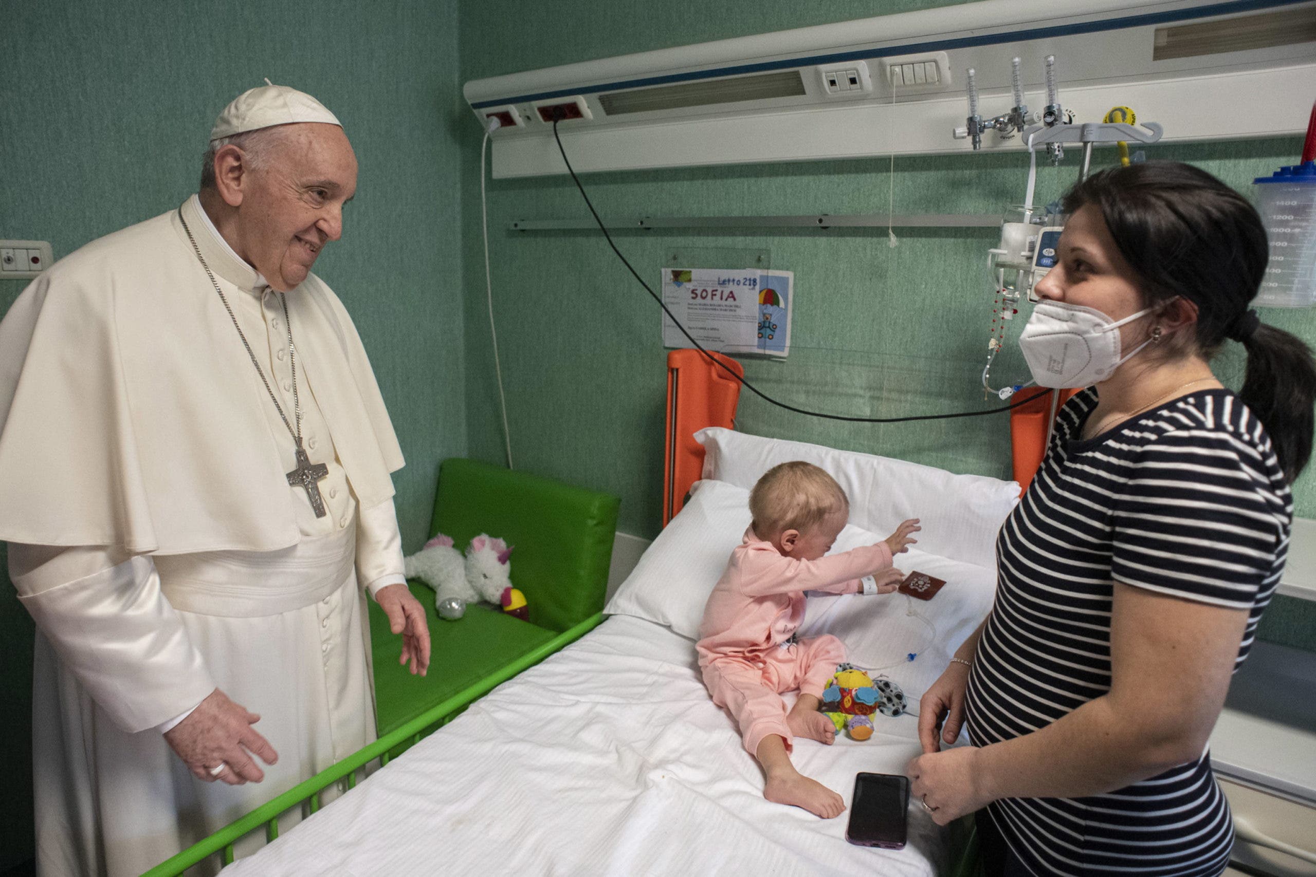 El papa visitó a los niños ucranianos hospitalizados