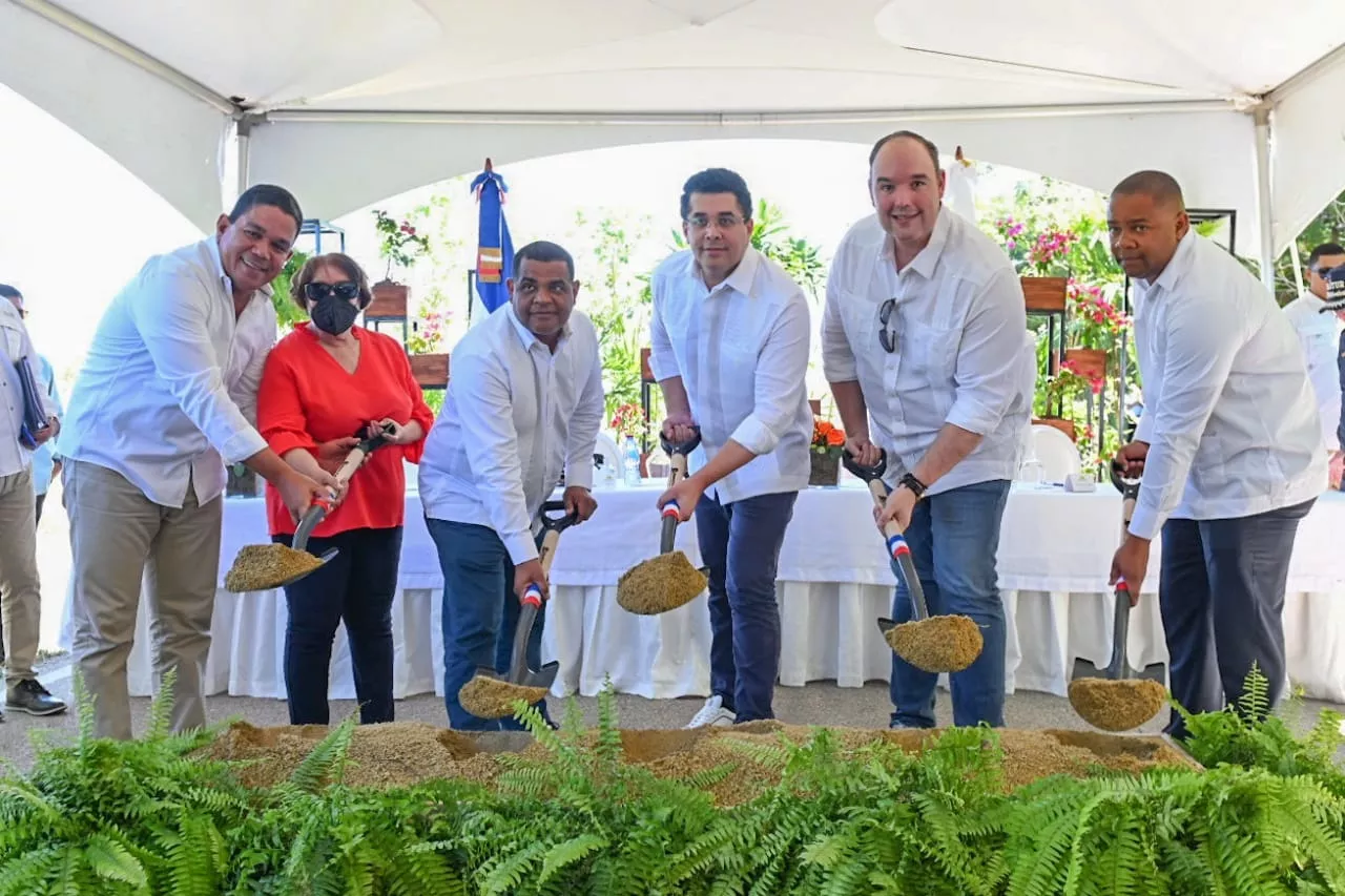 Dejan iniciada construcción vía de acceso a playa Saladilla en Barahona