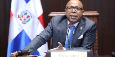 Alfredo Pacheco pide cancelar licencia a JetBlue por abusos contra dominicanos