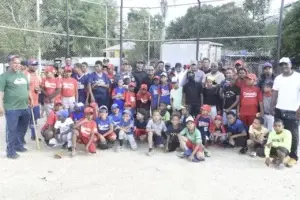 Luis Rojas imparte charla béisbol a niños en la zurza