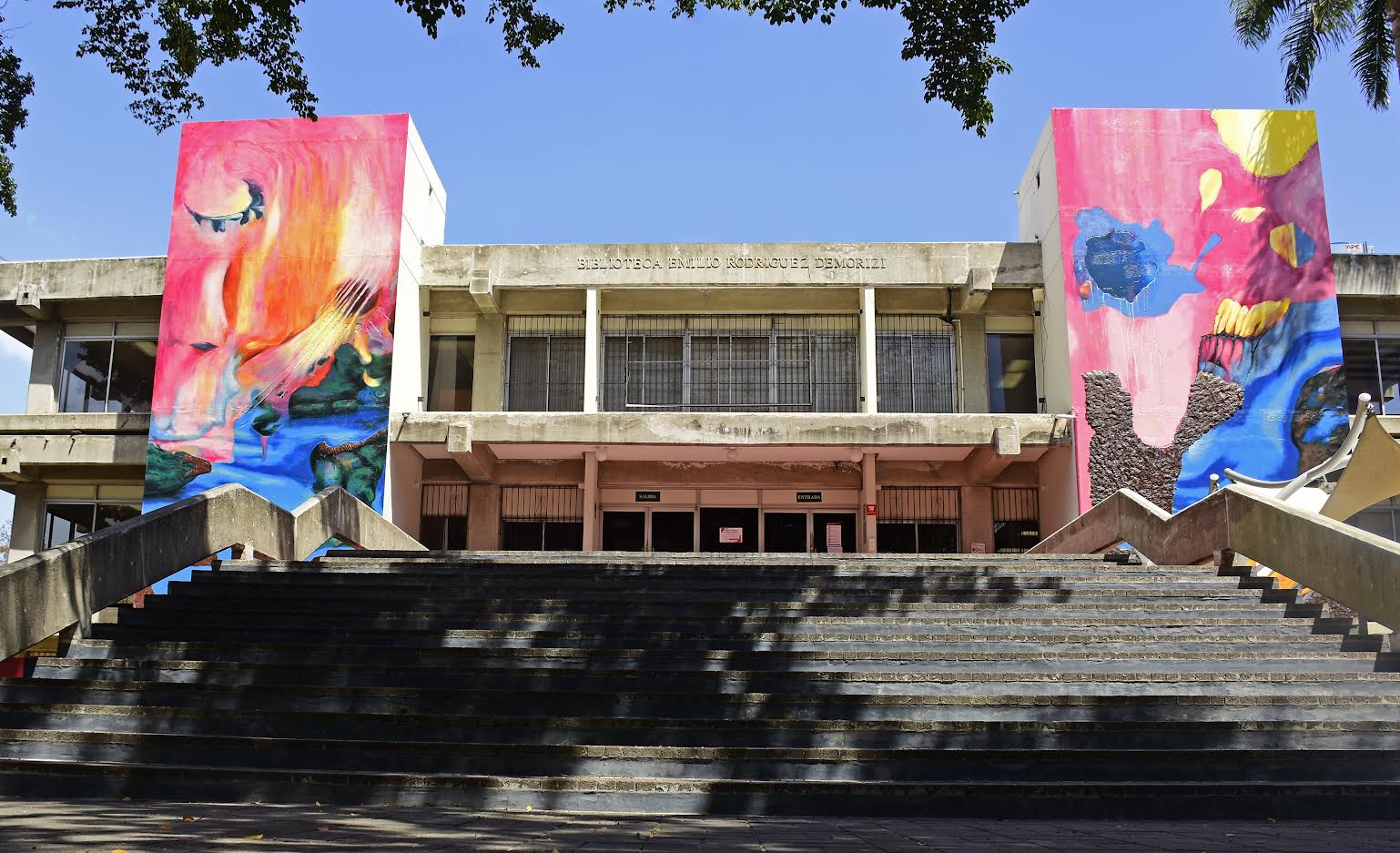 INTEC reinaugura los murales de Elsa Núñez en su Biblioteca