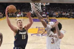 Los Lakers dan un paso más hacia el desastre