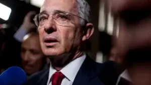 Álvaro Uribe: jueza decide que el expresidente de Colombia debe ir a juicio