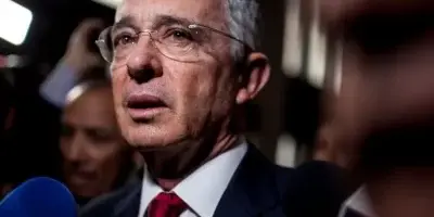 Álvaro Uribe: jueza decide que el expresidente de Colombia debe ir a juicio