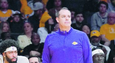 Lakers botan técnico Vogel tras desastre en temporada