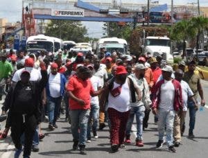 Choferes protestan porque le impiden volver a corredores