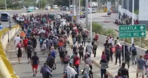 México detiene  caravana de migrantes