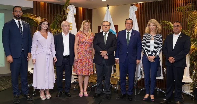 Representantes de ambas entidades en el coctel.